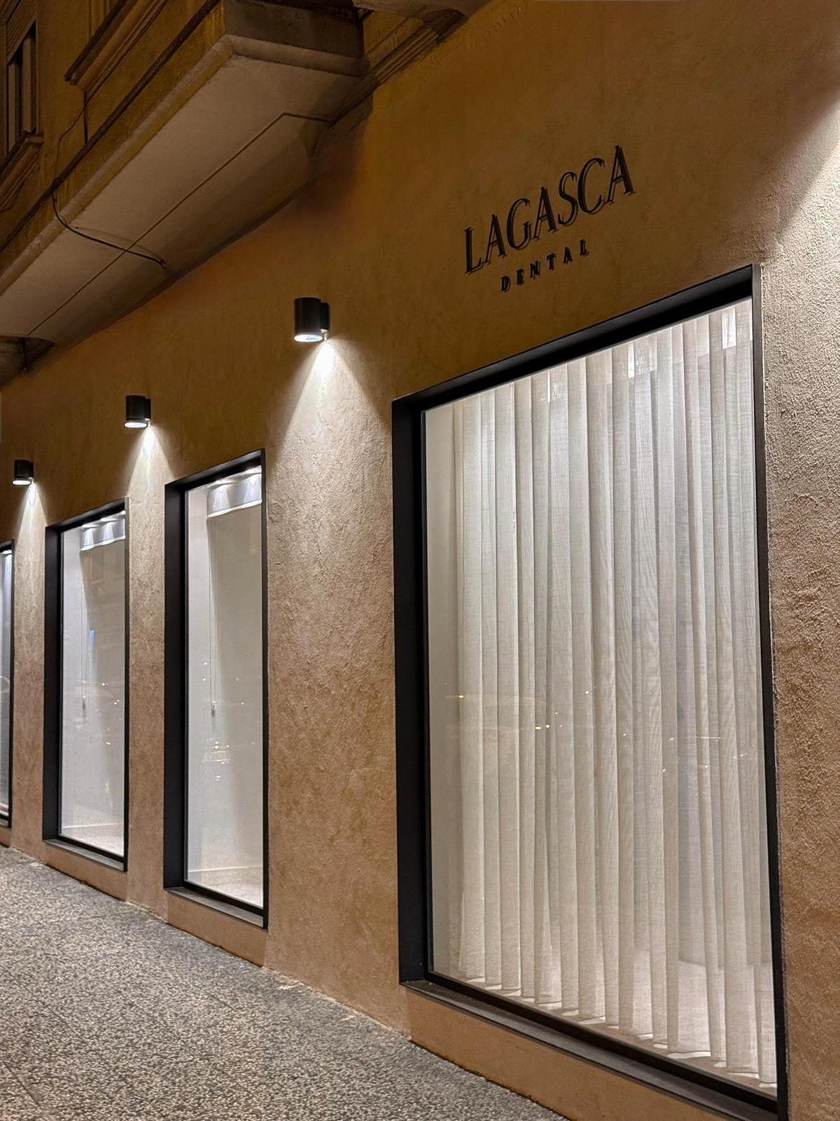 Fachada de Lagasca Dental iluminada de noche